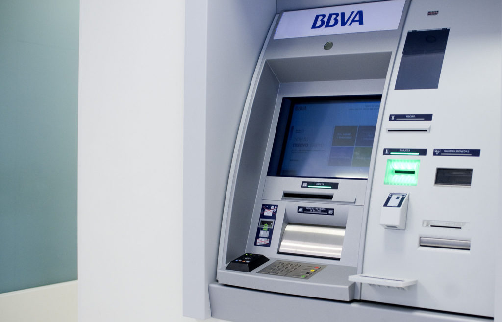 Esto te cobran por utilizar un cajero automático que no es de tu banco