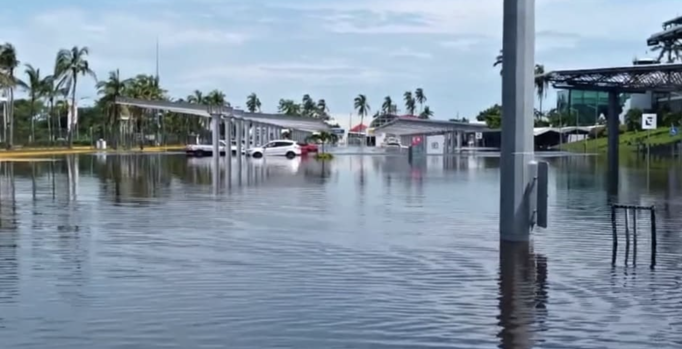 Siguen cerrados aeropuerto de Acapulco y varios tramos carreteros en Guerrero