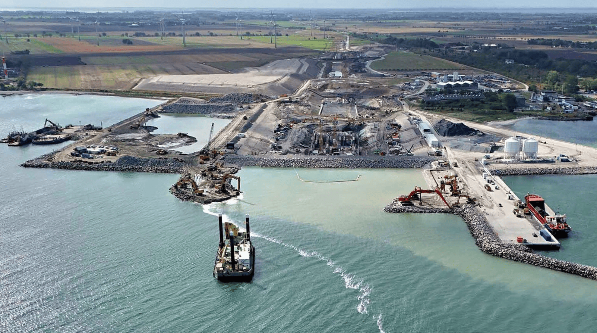 Con módulos de hormigón de 73 mil toneladas y tanto acero como 50 Torres Eiffel: así se está construyendo el mayor túnel submarino del planeta