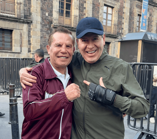 Eruviel Ávila se suma a clase de box en el Zócalo