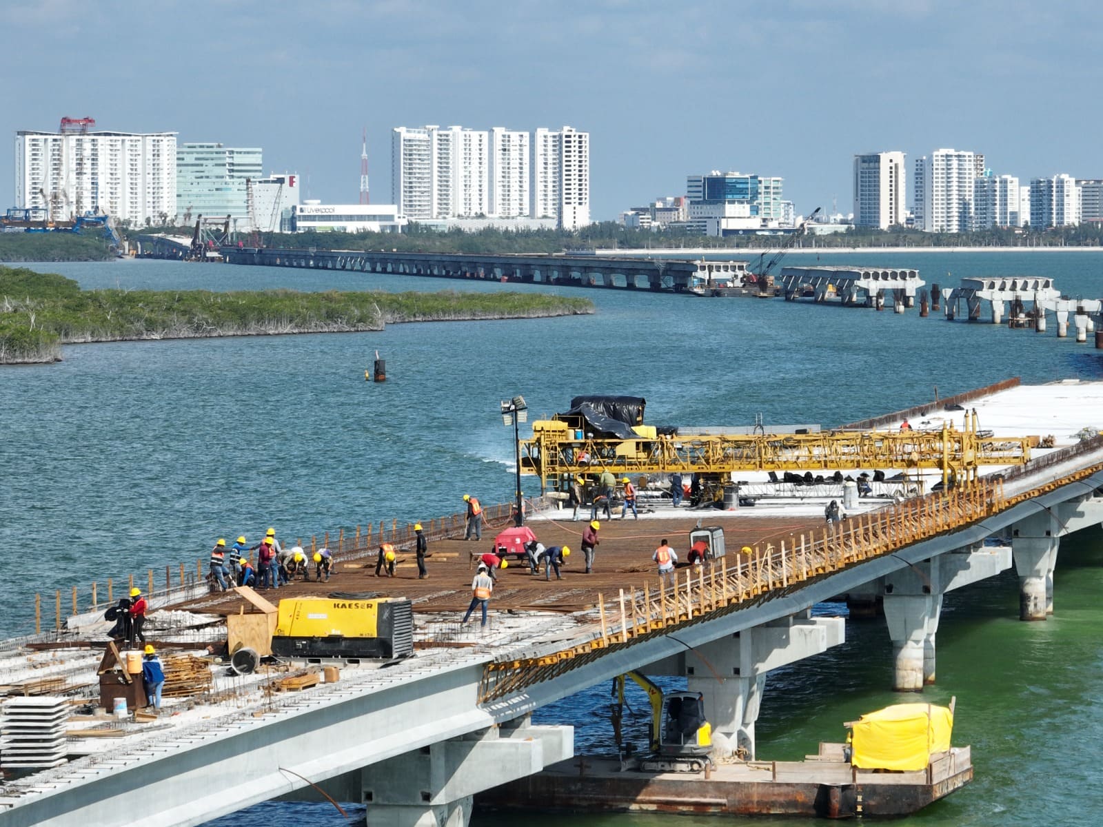 Realizan histórica rehabilitación ambiental durante construcción de puente vehicular Nichupté