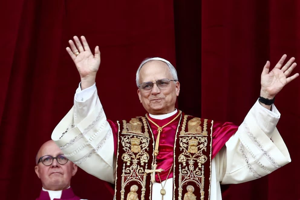 Hablando español y agradeciendo a Francisco: así fue el primer mensaje del papa León XIV