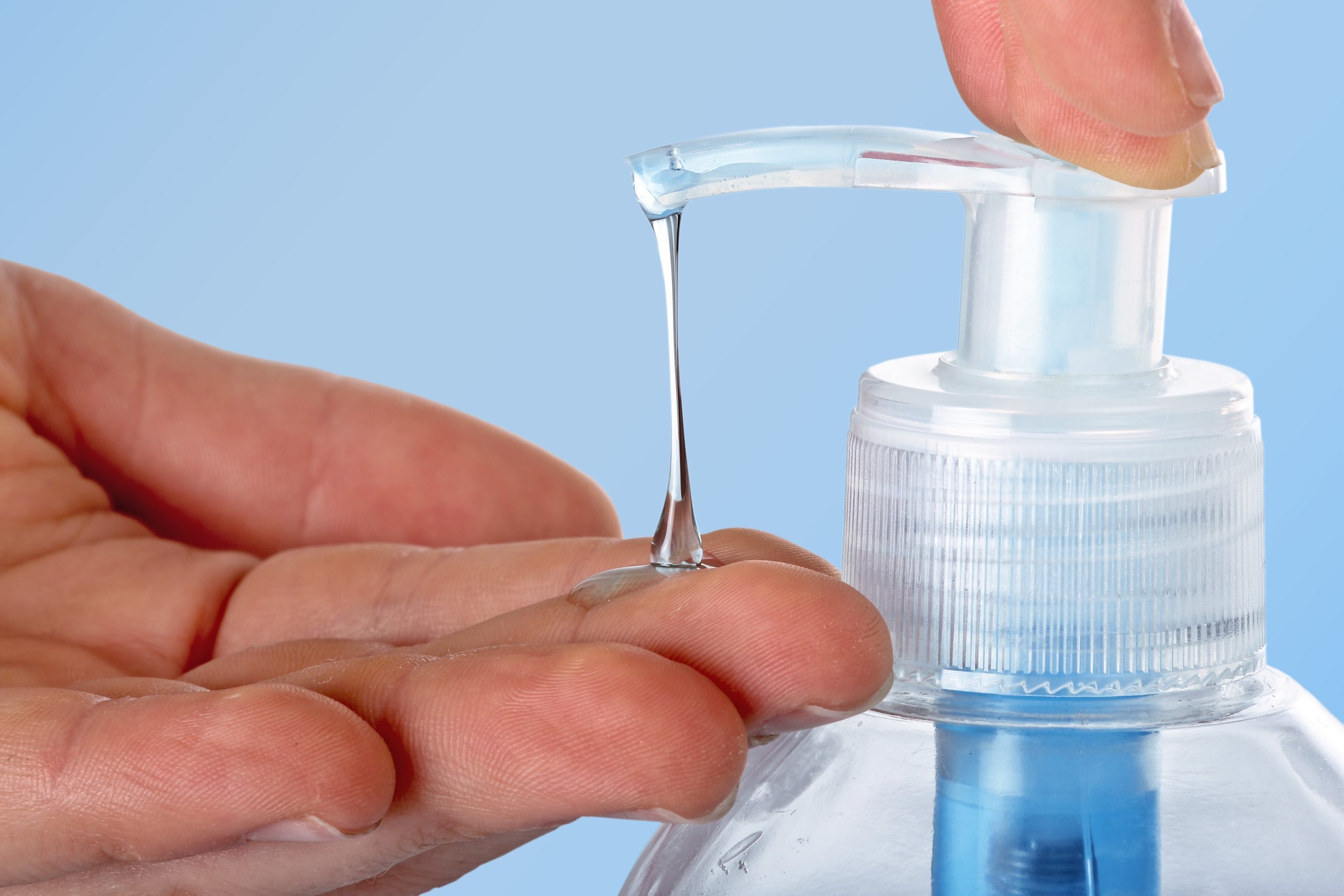 Riesgos al adquirir gel antibacterial en puestos informales 