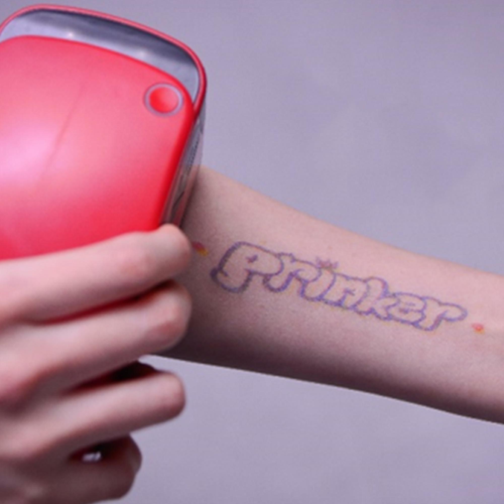 La máquina que tatúa tu brazo en segundos