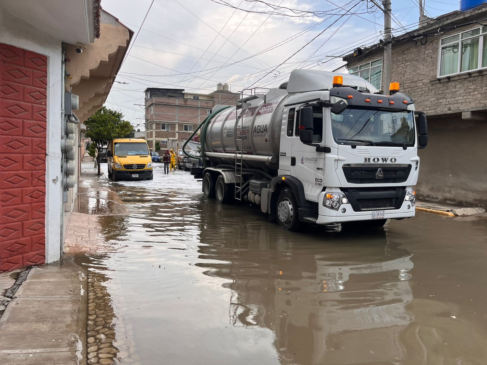 Combate Gobierno mexiquense olores e infecciones con biotecnología en zona afectada por lluvias en Chalco