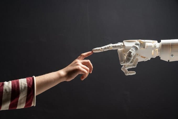 Llegó la nueva era de manos robóticas, desde cortar papel hasta sujetar un huevo sin dañarlo