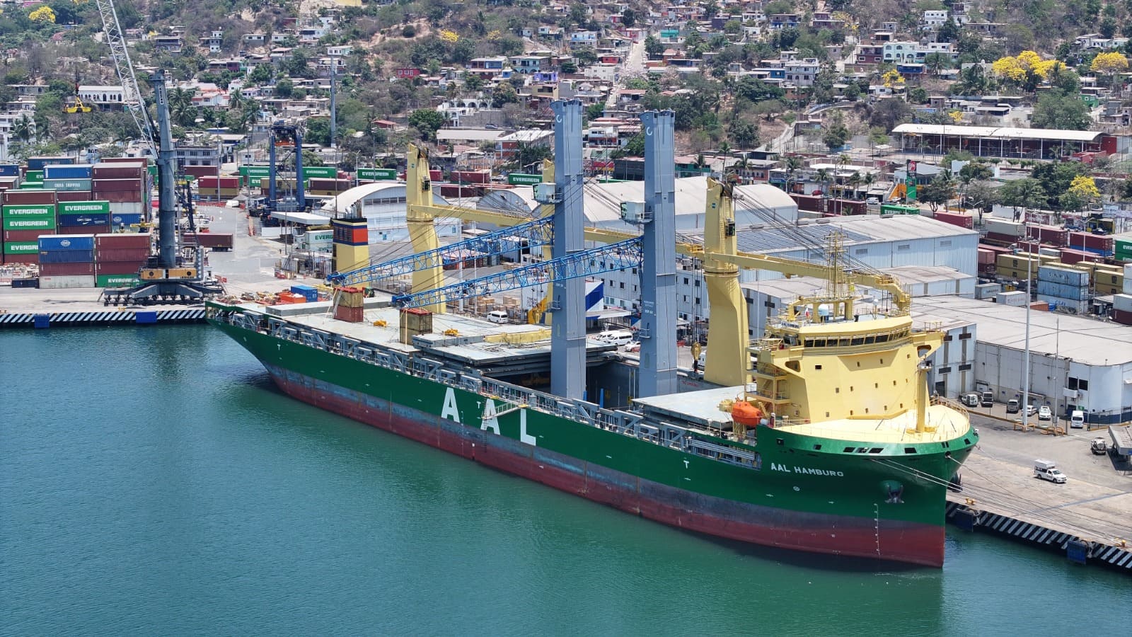 Invierte Hutchison Ports TIMSA 300 mdp en grúas eléctricas para puerto de Manzanillo