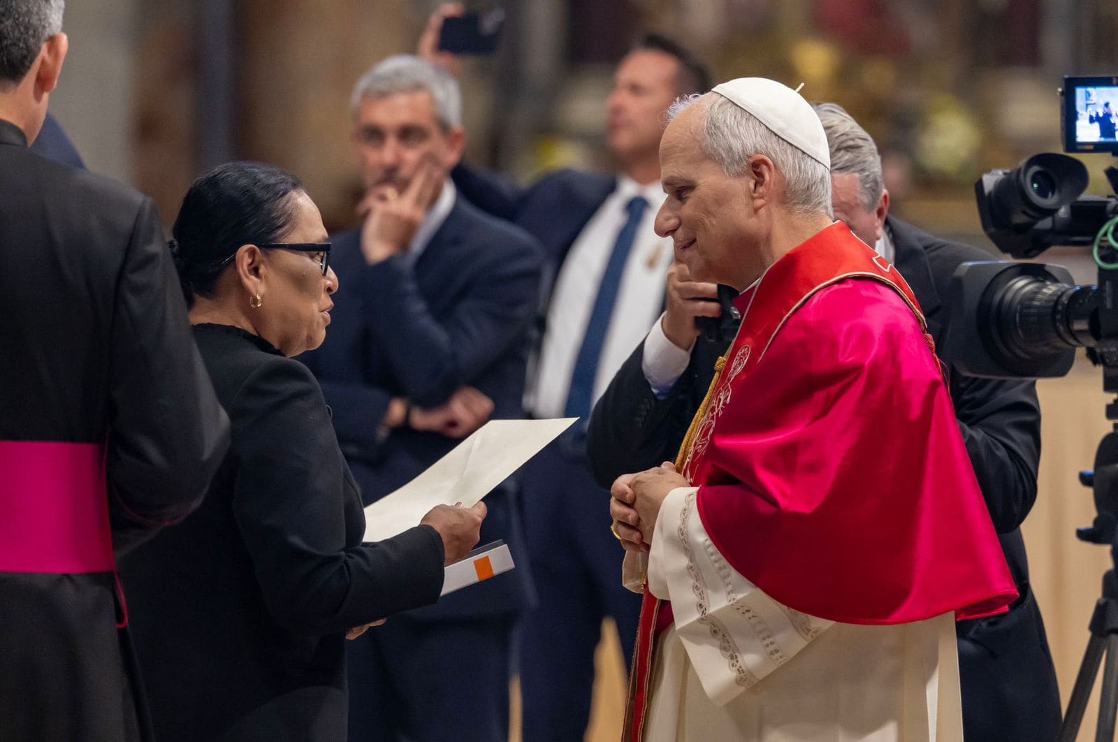 Rosa Icela Rodríguez entrega carta al Papa León XIV con invitación oficial para visitar México