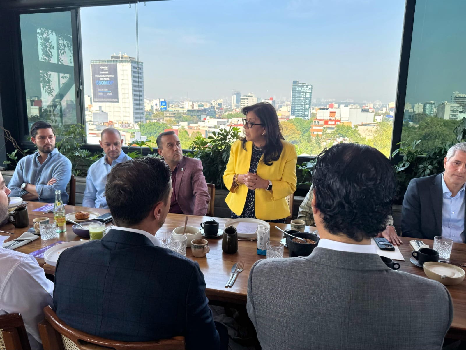 Magistrada Estela Fuentes Jiménez se reúne con empresarios restauranteros para compartir su visión de justicia
