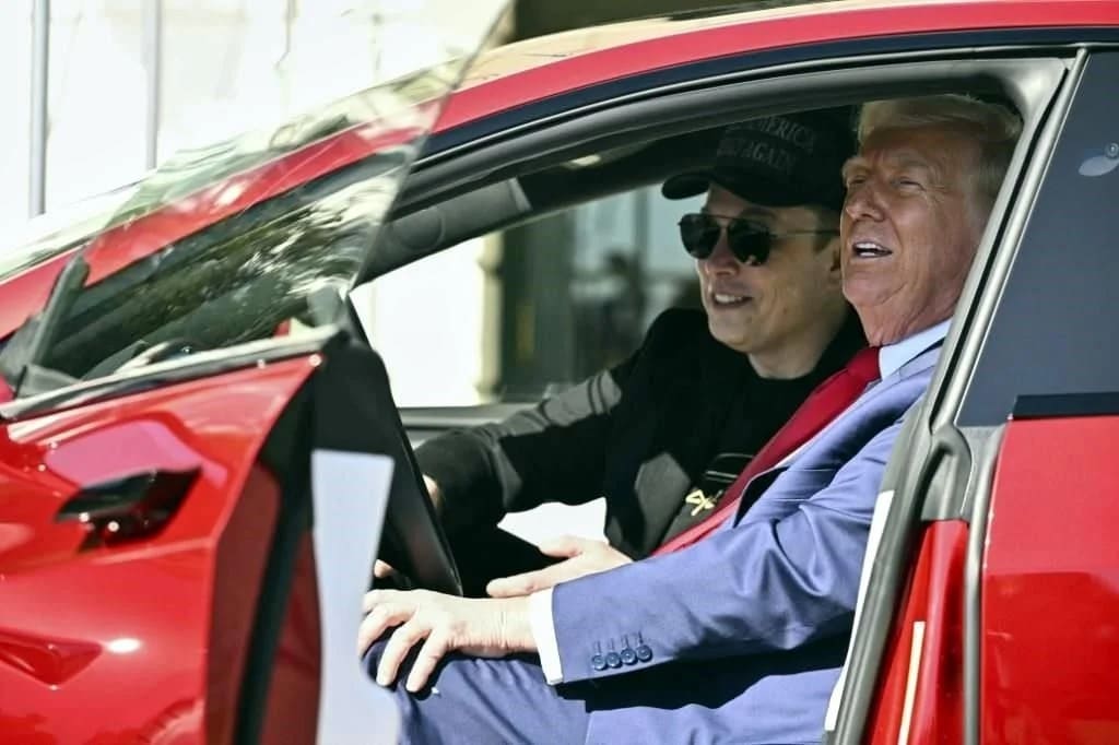 Se desploma Tesla más de 14 por ciento tras disputa Musk-Trump