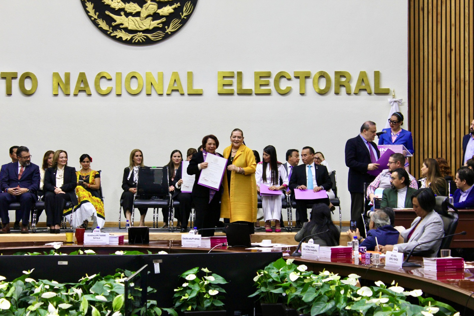 Celia Maya García recibe constancia para el Tribunal de Disciplina Judicial