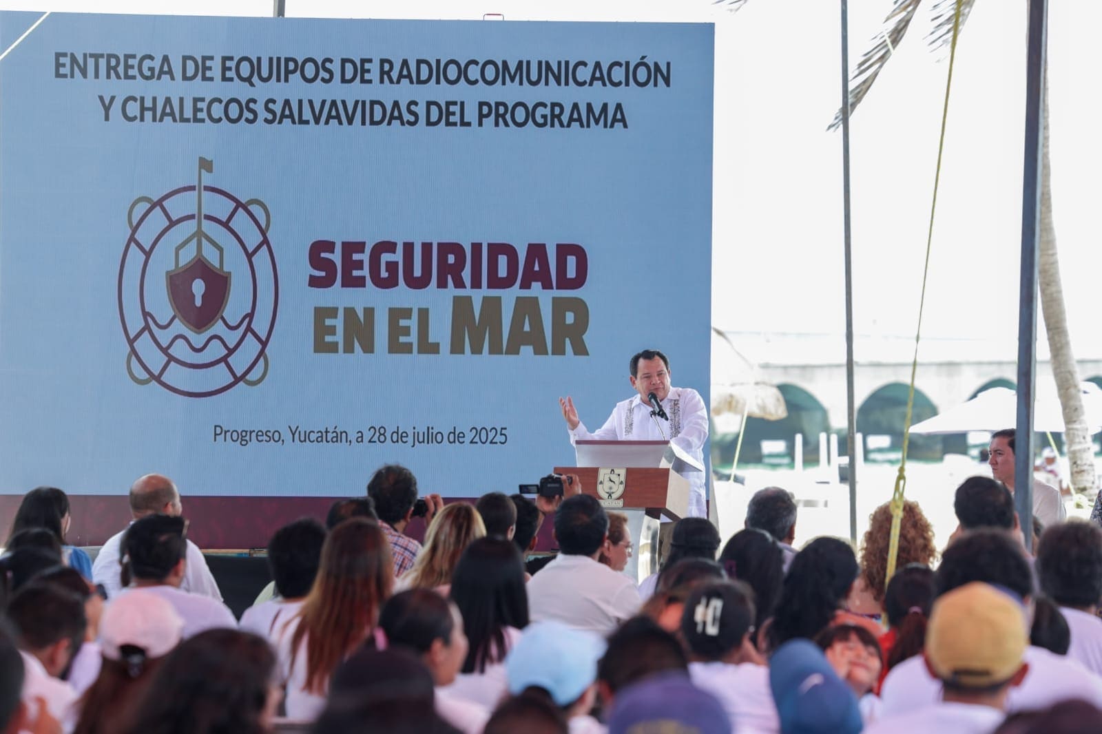 Gobernador Díaz Mena respalda a pescadoras y pescadores de Progreso