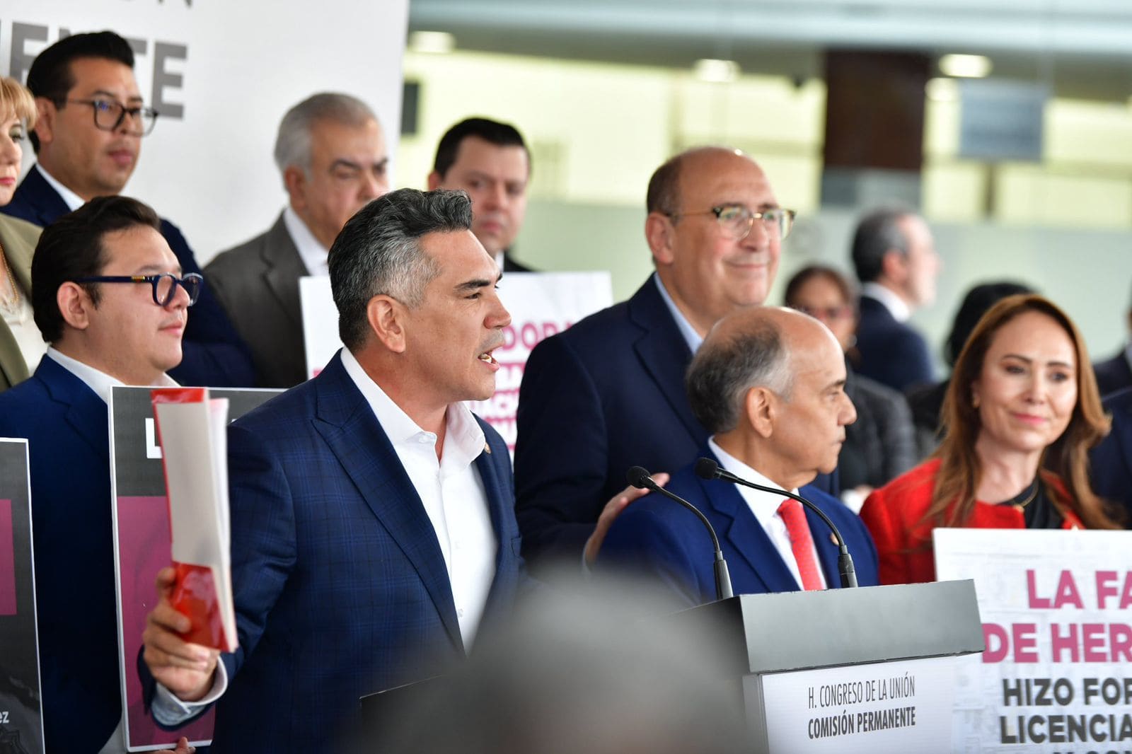 Denuncia PRI ante FGR a Adán Augusto, AMLO, Andy López Beltrán, gobernadores y ex gobernadores de Morena por vínculos con el crimen organizado