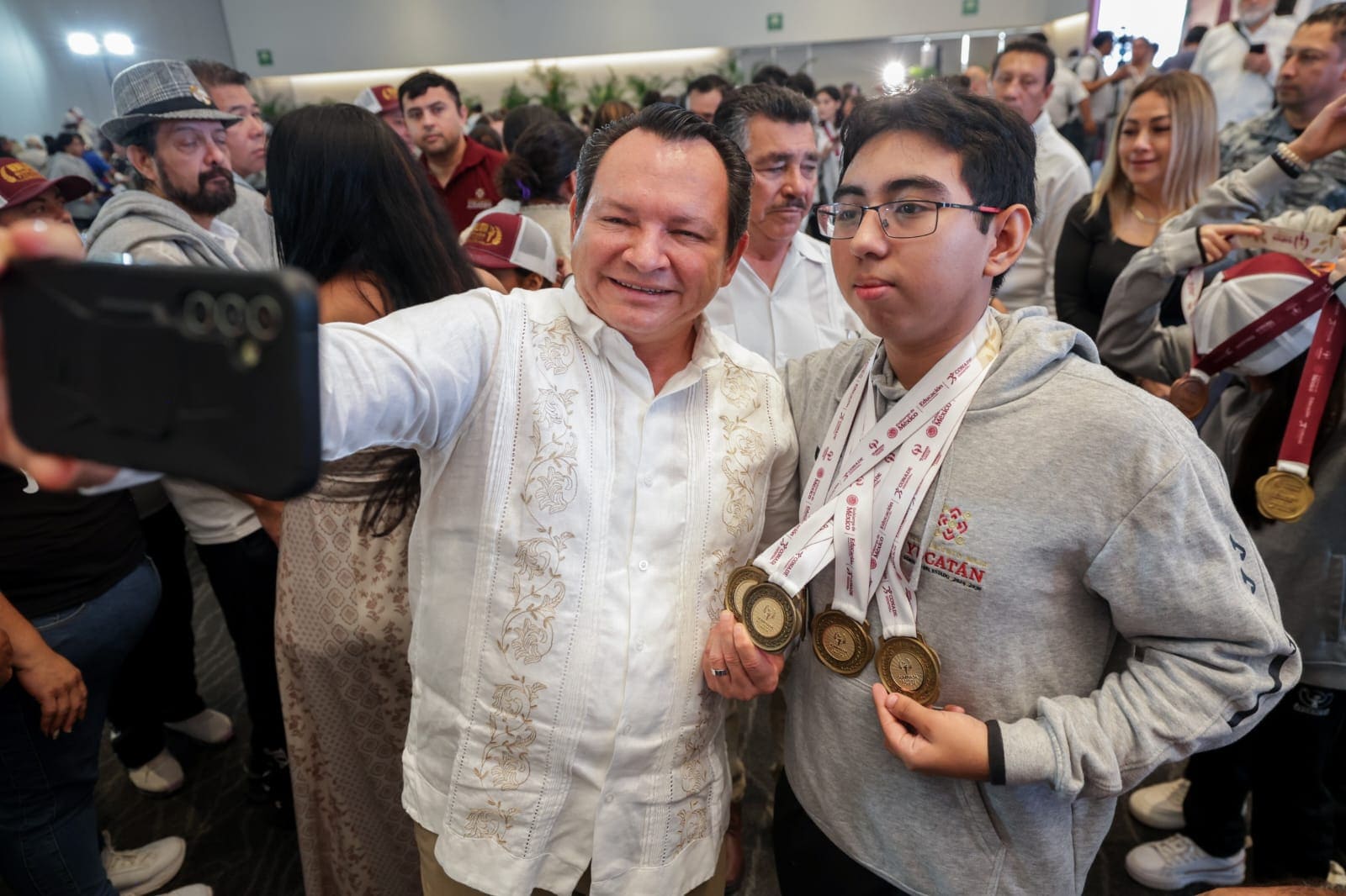 Reconocen a medallistas yucatecos con estímulos económicos