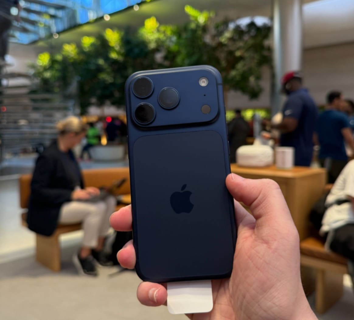 Largas filas por conseguir hoy el nuevo iPhone 17
