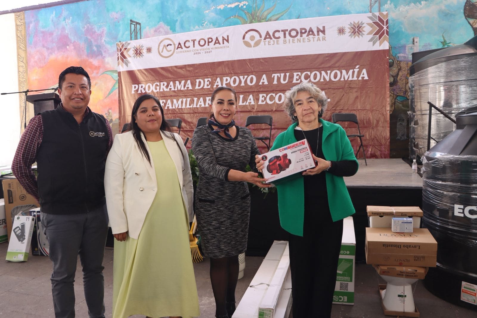 Entrega Imelda Cuéllar Cano apoyos de programa en beneficio de la economía familiar y el medio ambiente