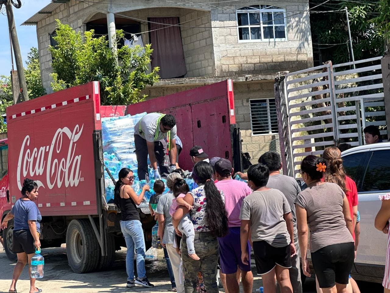 FEMSA distribuye agua y apoyo humanitario en tres estados ante impacto de lluvias
