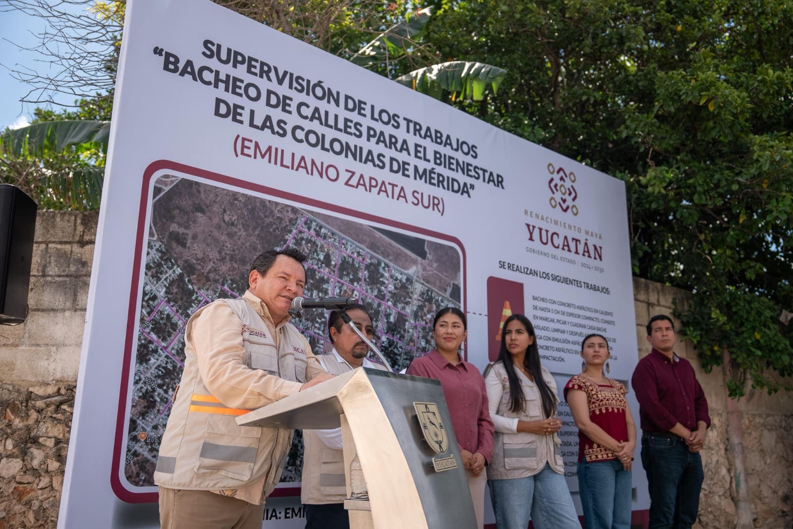 Gobernador Joaquín Díaz Mena recorre colonias del sur meridano para supervisar obras de mejora vial