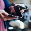 Celular plegable de TCL se dobla en tres como un tríptico