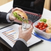 Oficinistas gastan casi la mitad de su sueldo en comida