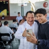 El gobernador Joaquín Díaz mena entregó tarjetas de la beca 